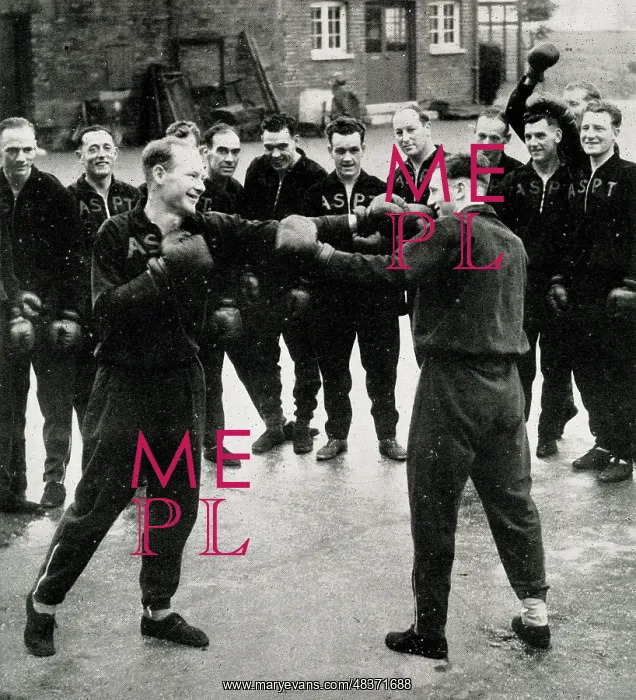 : Don Welsh and Joe Mercer sparring : Don Welsh and Joe Mercer sparring