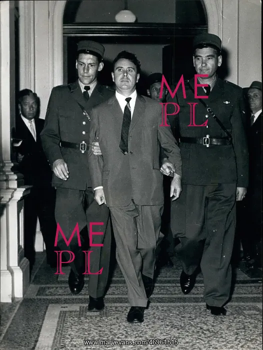 : Donald Brown, alias Hume, escorted into court, Winterthur : Donald Brown, alias Hume, escorted into court, Winterthur