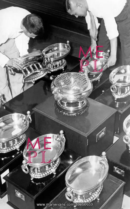 : Donated golden tableware for the war, 1938 : Donated golden tableware for the war, 1938
