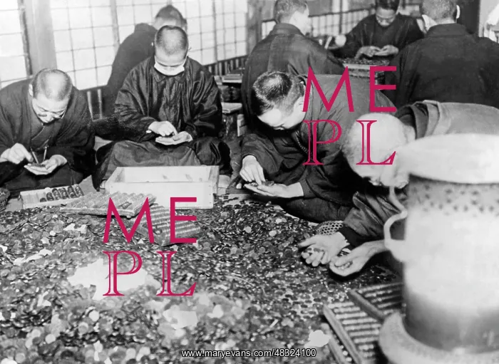 : Donations in a temple in Tokyo, 1925 : Donations in a temple in Tokyo, 1925