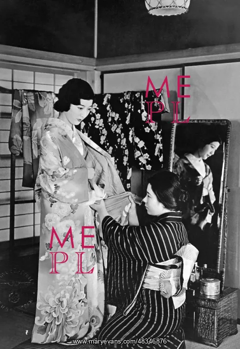  : Donning a kimono, 1940s