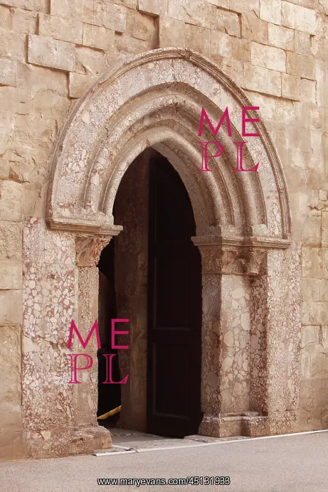 : Door to courtyard, Castel del Monte, Andria, Puglia, Italy : Door to courtyard, Castel del Monte, Andria, Puglia, Italy