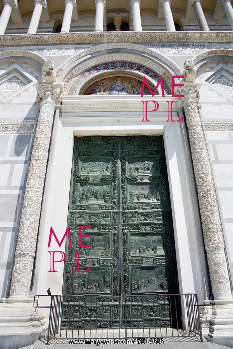 : Door of the Duomo in Pisa, Italy : Door of the Duomo in Pisa, Italy