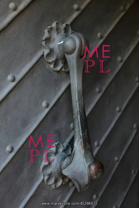 : Door knocker, Torre Bellesguard, Barcelona : Door knocker, Torre Bellesguard, Barcelona