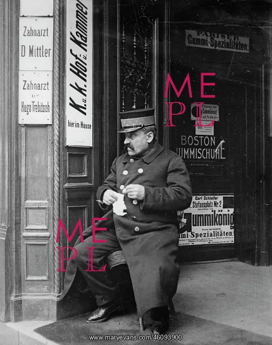 : Doorman in front of Stefansplatz 2 : Doorman in front of Stefansplatz 2