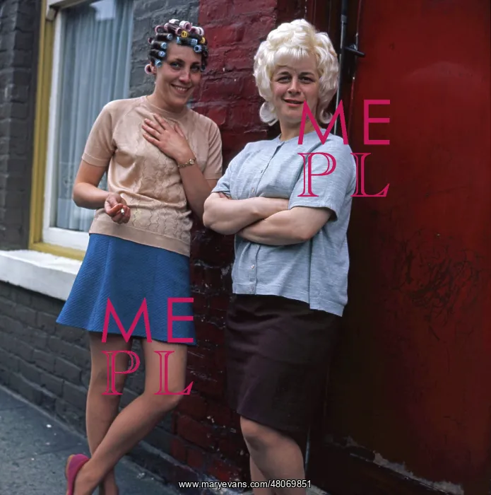 : Doorstep Gossip. Middlesbrough 1970s : Doorstep Gossip. Middlesbrough 1970s