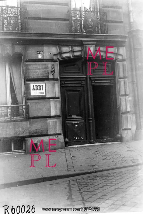 : Doorway to a shelter in Paris : Doorway to a shelter in Paris
