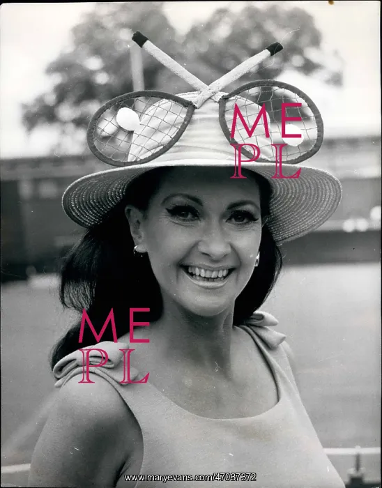 : Doreen Dawn in tennis racket hat at Wimbledon : Doreen Dawn in tennis racket hat at Wimbledon