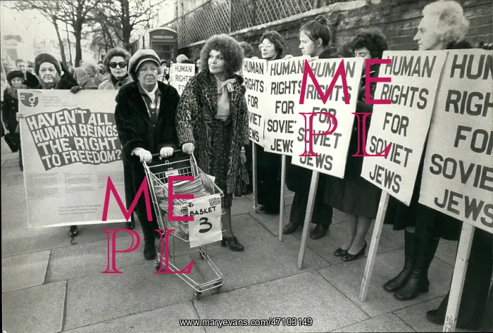 : Doris Hare and Cleo Laine, petition for Russian Embassy : Doris Hare and Cleo Laine, petition for Russian Embassy