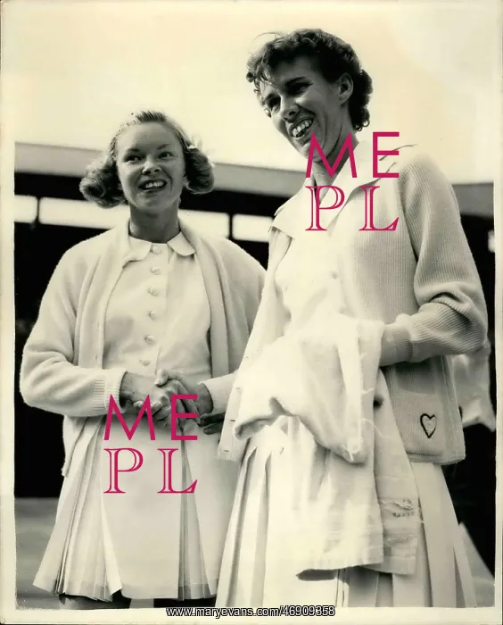 : Doris Hart and Beverly Fleitz, tennis match at Wimbledon : Doris Hart and Beverly Fleitz, tennis match at Wimbledon