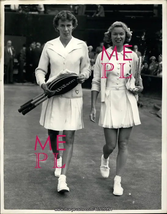 : Doris Hart and Beverly Fleitz, tennis match at Wimbledon : Doris Hart and Beverly Fleitz, tennis match at Wimbledon