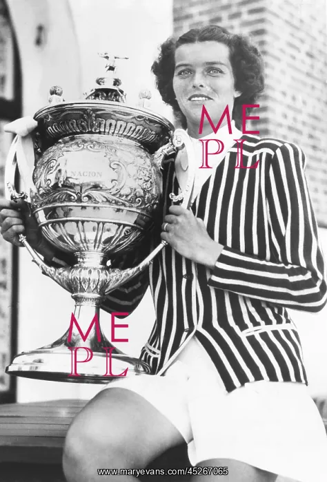 : Doris Hart with the Copa de la Nacion, the trophy : Doris Hart with the Copa de la Nacion, the trophy