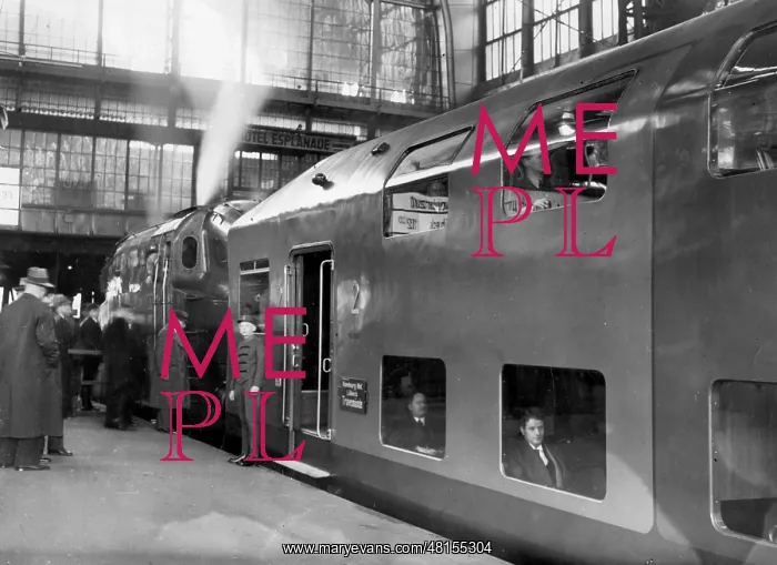 : Double-deck coach at Hamburg main station, 1936 : Double-deck coach at Hamburg main station, 1936
