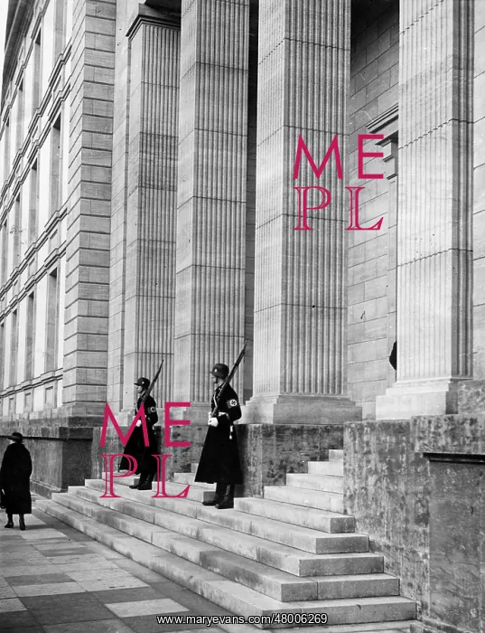 : Double post in front of the Reich Chancellery, 1939 : Double post in front of the Reich Chancellery, 1939