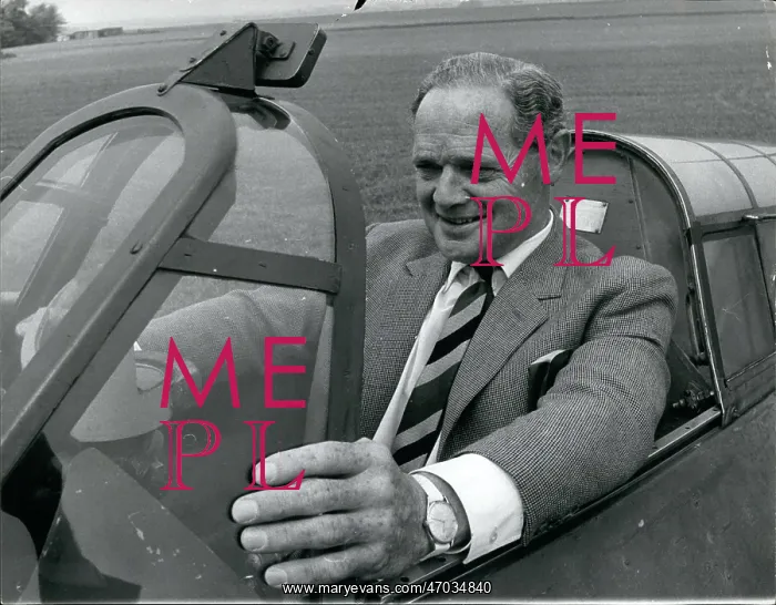: Douglas Bader visits RAF Duxford : Douglas Bader visits RAF Duxford