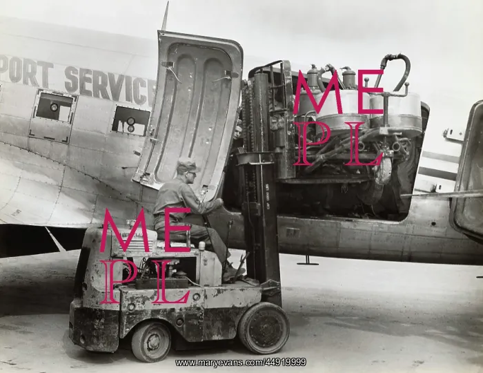 : Douglas DC-3 / C-47 Dakota : Douglas DC-3 / C-47 Dakota