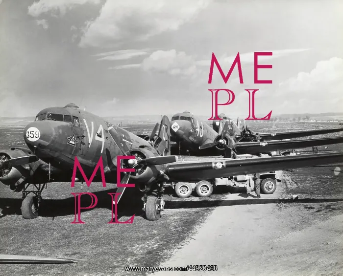 : Douglas DC-3 / C-47 Dakota : Douglas DC-3 / C-47 Dakota