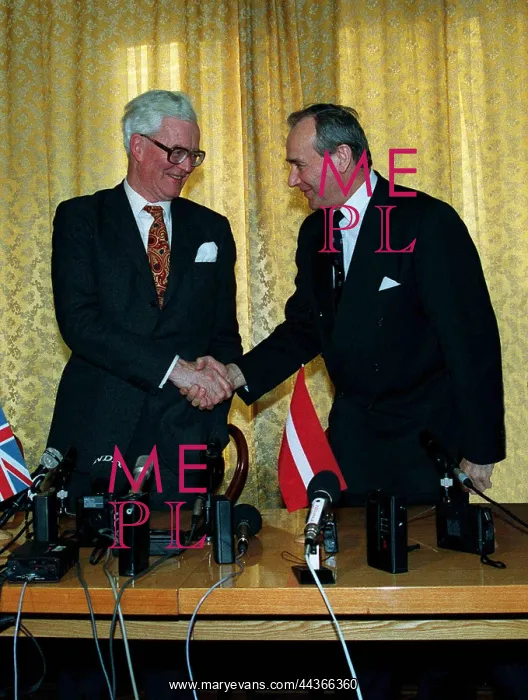 : Douglas Hurd & Georgs Andrejev : Douglas Hurd & Georgs Andrejev