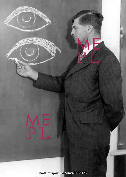 : Dr. Abel in a lesson about race, 1936 : Dr. Abel in a lesson about race, 1936