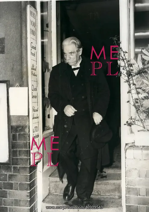 : Dr Albert Schweitzer OBE : Dr Albert Schweitzer OBE