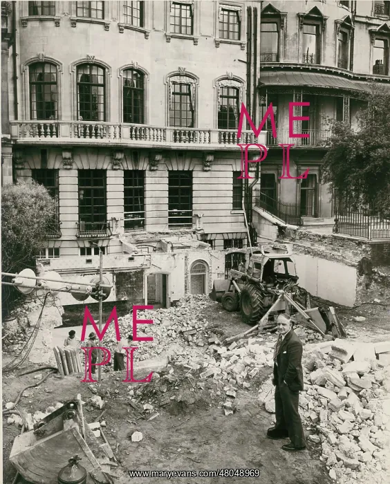 : Dr Ballantyne and the excavations for the lecture theatre : Dr Ballantyne and the excavations for the lecture theatre