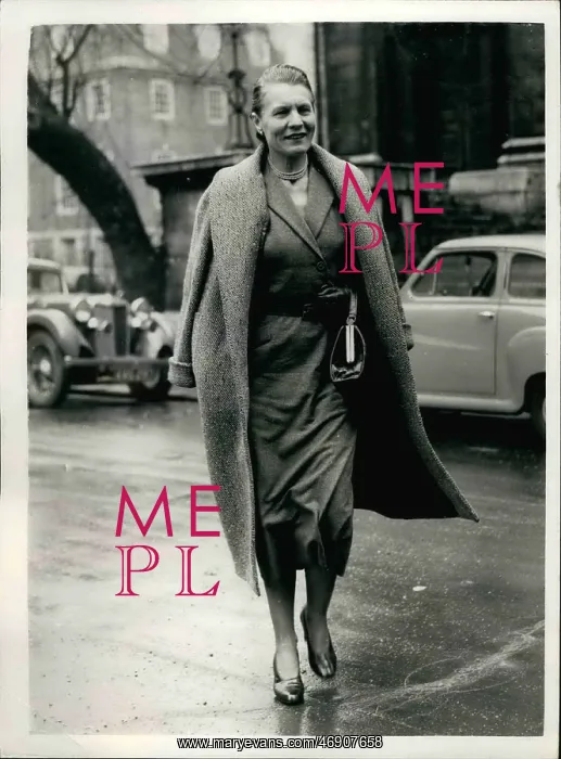 : Dr Edith Summerskill arriving for a meeting, London : Dr Edith Summerskill arriving for a meeting, London