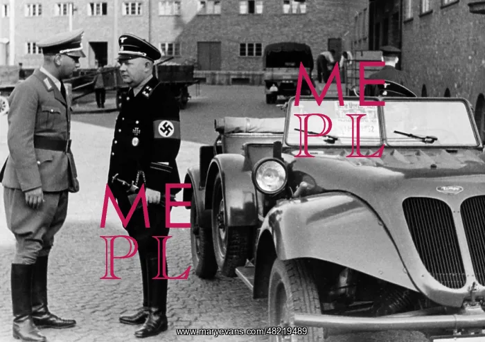: Dr. Glasmeier and Dr. Winkelnkemper while talking, 1938 : Dr. Glasmeier and Dr. Winkelnkemper while talking, 1938