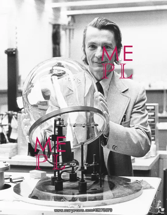 : Dr. Ivar Giaevar in his laboratory at General Electric : Dr. Ivar Giaevar in his laboratory at General Electric
