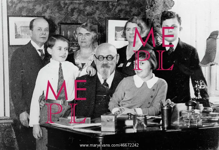 : Dr. Karl Renner, surrounded by his family : Dr. Karl Renner, surrounded by his family