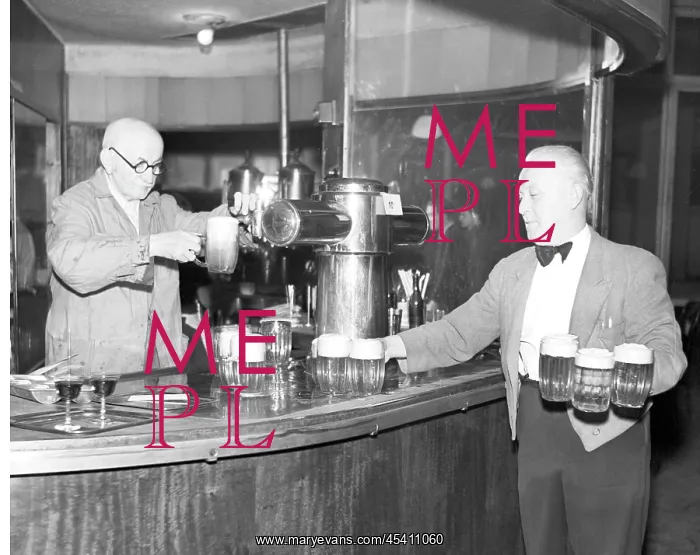: Draught beer - waiter - tap room - glasses : Draught beer - waiter - tap room - glasses