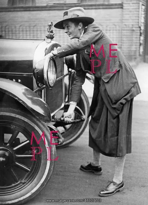 : Driver starting her car, 1927 : Driver starting her car, 1927