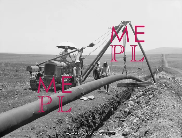  : Dropping a welded pipe into a trench with ?