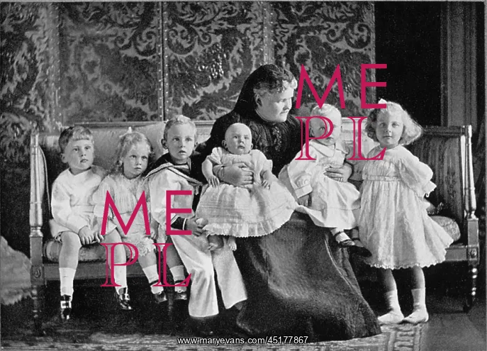 : The Duchess of Albany with her grandchildren : The Duchess of Albany with her grandchildren