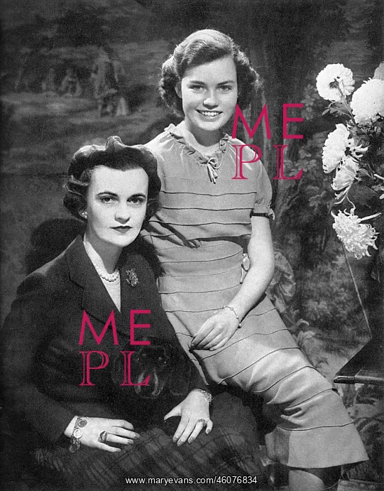 : The Duchess of Argyll with her daughter Frances Sweeny : The Duchess of Argyll with her daughter Frances Sweeny