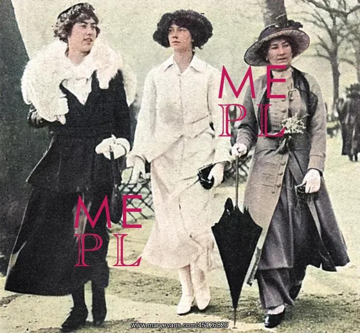: The Duchess of Buccleuch with daughters, 1917 : The Duchess of Buccleuch with daughters, 1917