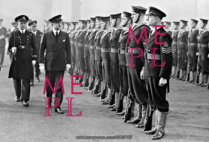 : Duff Cooper at the inspection of facilities of the Royal Nav : Duff Cooper at the inspection of facilities of the Royal Nav