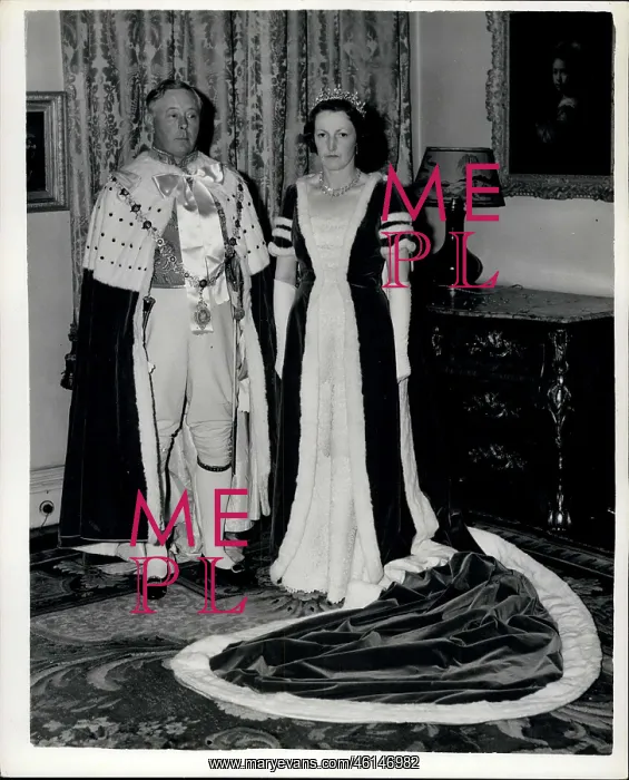 : Duke and Duchess of Norfolk in Coronation robes : Duke and Duchess of Norfolk in Coronation robes