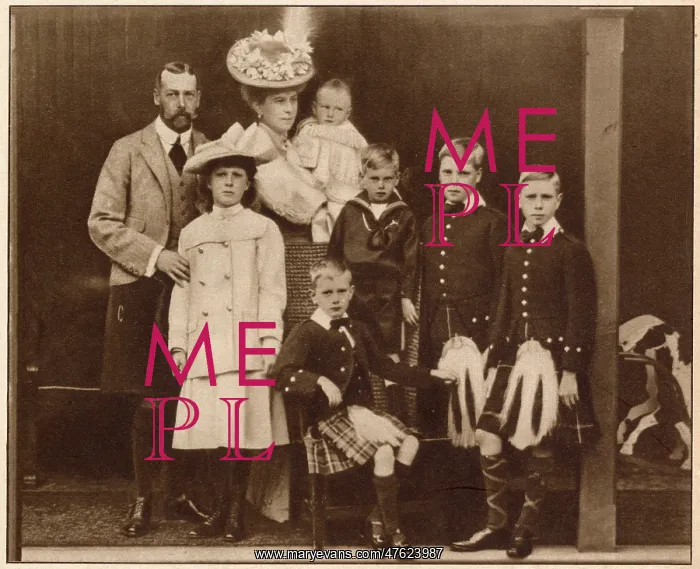 : Duke and Duchess of York with their six children : Duke and Duchess of York with their six children