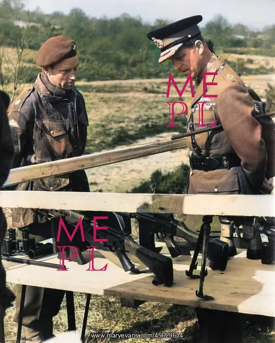 : Duke of Edinburgh inspecting paratroopers weapons : Duke of Edinburgh inspecting paratroopers weapons