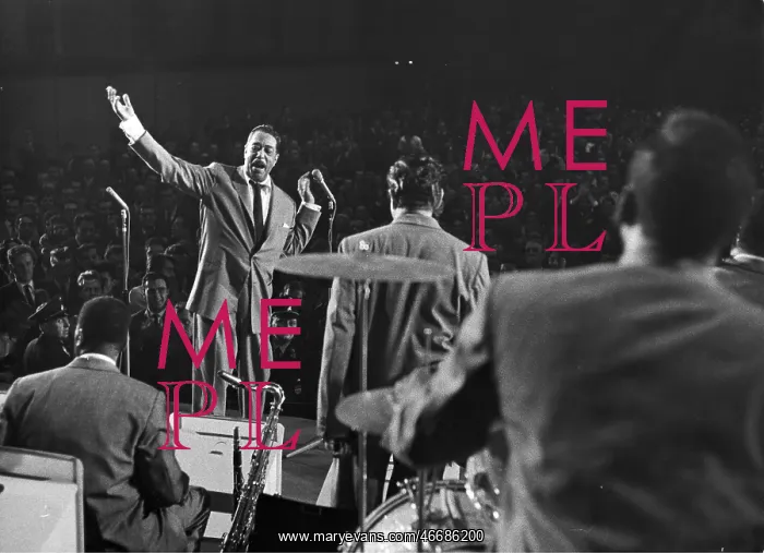  : Duke Ellington and his orchestra receiving
