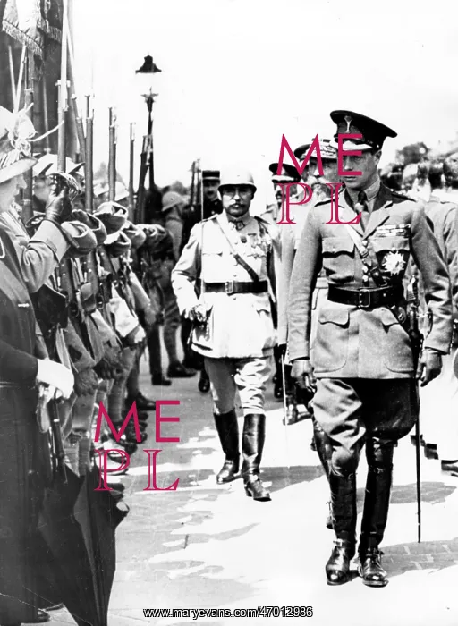 : Duke of Windsor inspecting French troops, WW2 : Duke of Windsor inspecting French troops, WW2