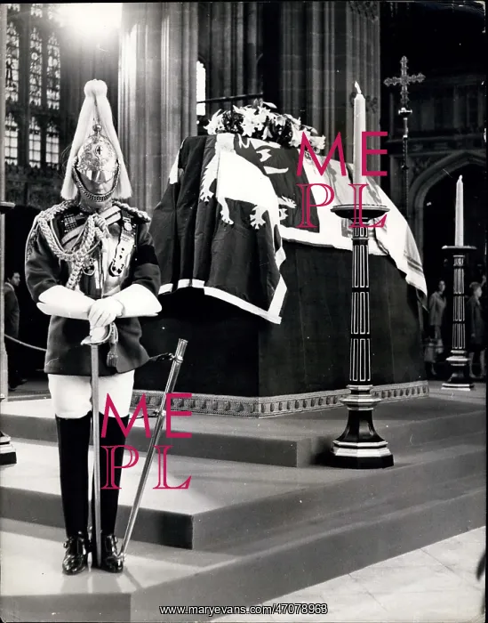 : Duke of Windsor lying in state, St George's Chapel : Duke of Windsor lying in state, St George's Chapel