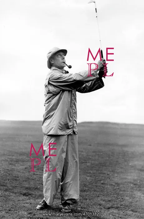 : Duke of Windsor playing golf in Kent : Duke of Windsor playing golf in Kent