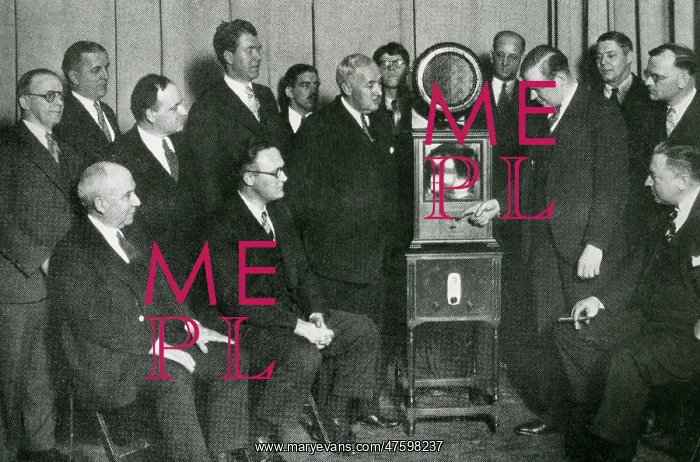 : DuMont Demonstrates Television Reciever : DuMont Demonstrates Television Reciever
