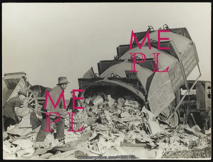 : DUMPING RUBBISH 1940S : DUMPING RUBBISH 1940S