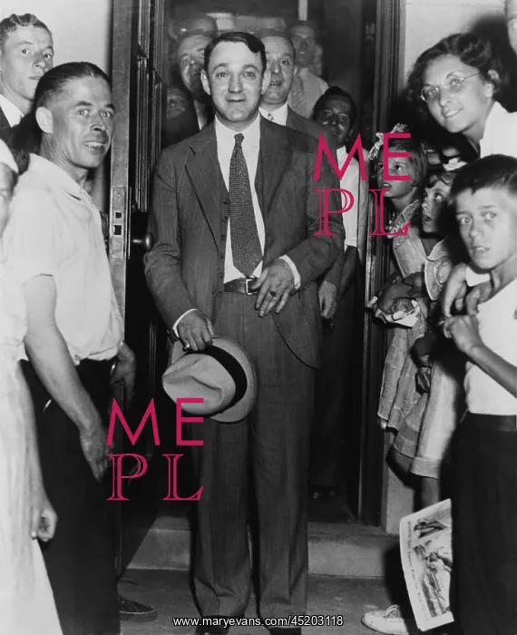 : Dutch Schultz, emerging from doorway of ? : Dutch Schultz, emerging from doorway of ?