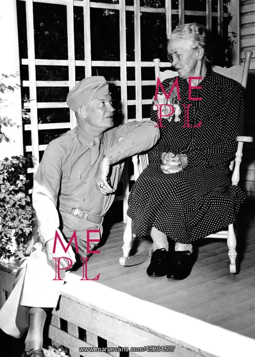 : Dwight Eisenhower at his mother's knee. ? : Dwight Eisenhower at his mother's knee. ?