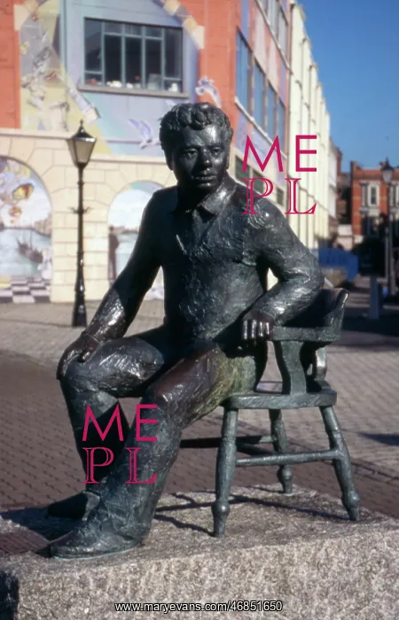  : DYLAN THOMAS STATUE