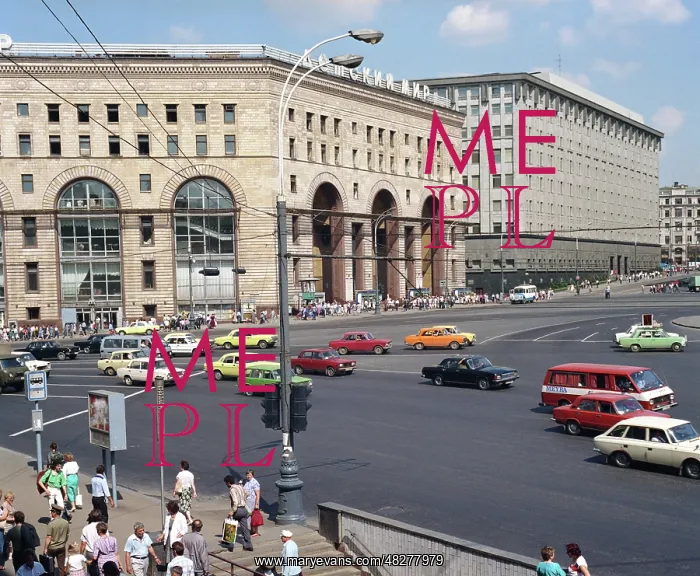 : Dzerzhinsky Square, 1990 : Dzerzhinsky Square, 1990