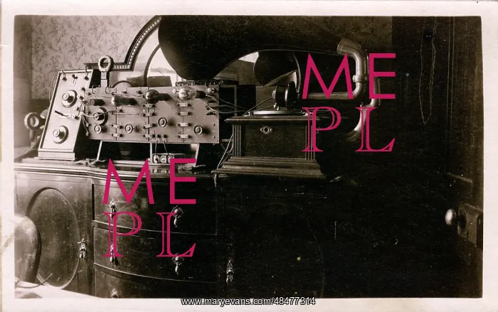  : Early Gramophone-Radio Transmitter